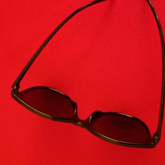 Dark Fashion Sunglasses - Picture 4 of 4